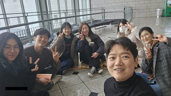 경전대학 평화실천 중에(오른쪽 맨 앞이 김문찬 님)