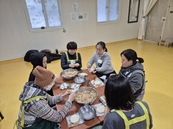 만두 빚는 중(오른쪽에서 세 번째가 이은옥 님)