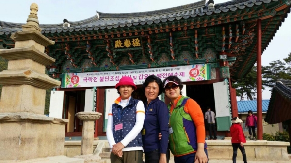 가을 사찰순례 인각사에서~  왼쪽부터 김경란 ,김경옥, 서정희 보살님~^^