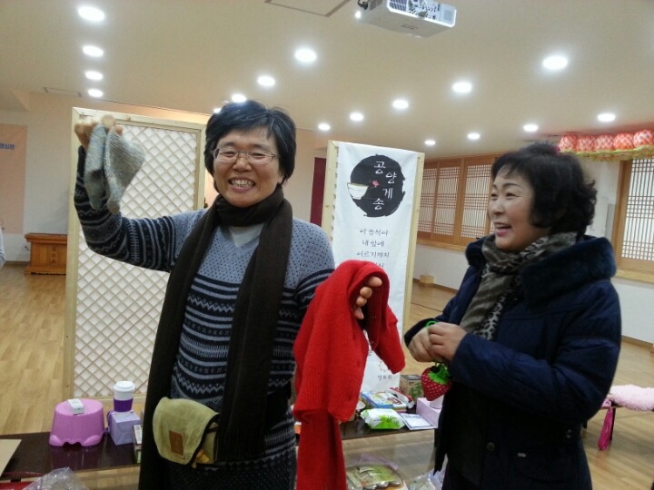 마음에 드는 물품을 고른 보살님의 소박한 기쁨~함박 미소가 아름답습니다^^