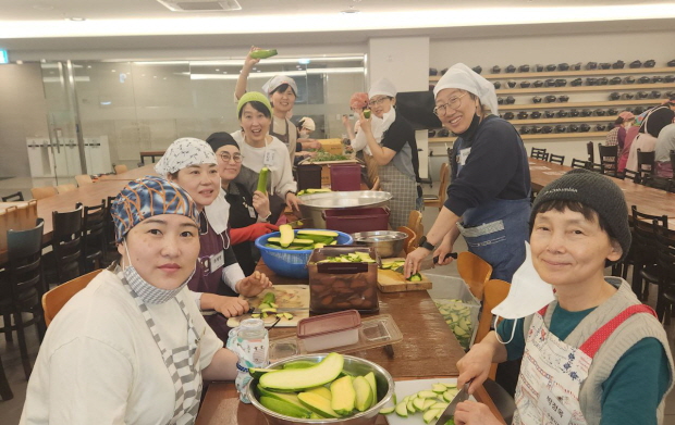 부처님 오신날 공양간 야채썰기 봉사(오른쪽 두 번째)