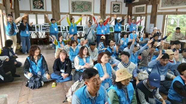 뒤를 보세요. 여기도 춤추고 있어요. 뒤를 보세요. 여기도 춤추고 있어요.
