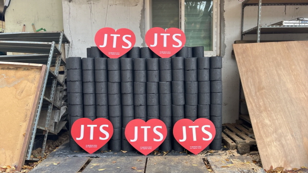 차곡차곡 자리잡은 연탄 차곡차곡 자리잡은 연탄