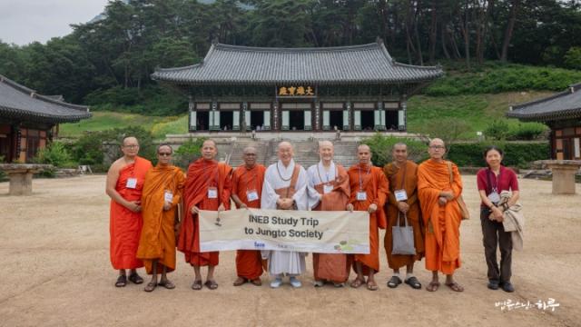 “사람들의 마음을 얻기 위해 스님은 어떻게 신뢰를 쌓아 오셨나요?”