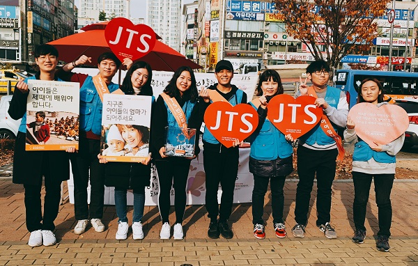 JTS봉사 활동(맨왼쪽 김인환 님, 맨왼쪽에서 네번째 백진아 님)