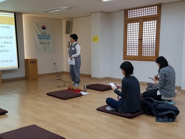 성동법당 사회자 교육 소임 (서 있는 분)