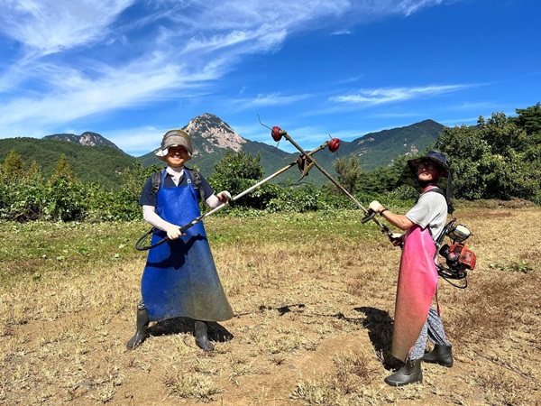 주차장 예초 작업 중에(오른쪽이 김창래 님) 주차장 예초 작업 중에(오른쪽이 김창래 님)