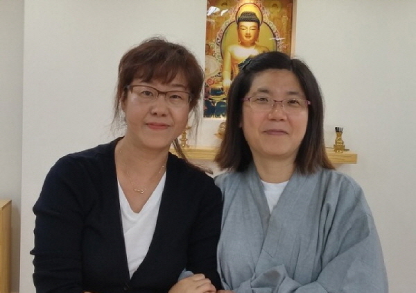 서면법당에서 저녁반 팀장인 박명숙 보살님과 함께 한 김소연 보살님(왼쪽)