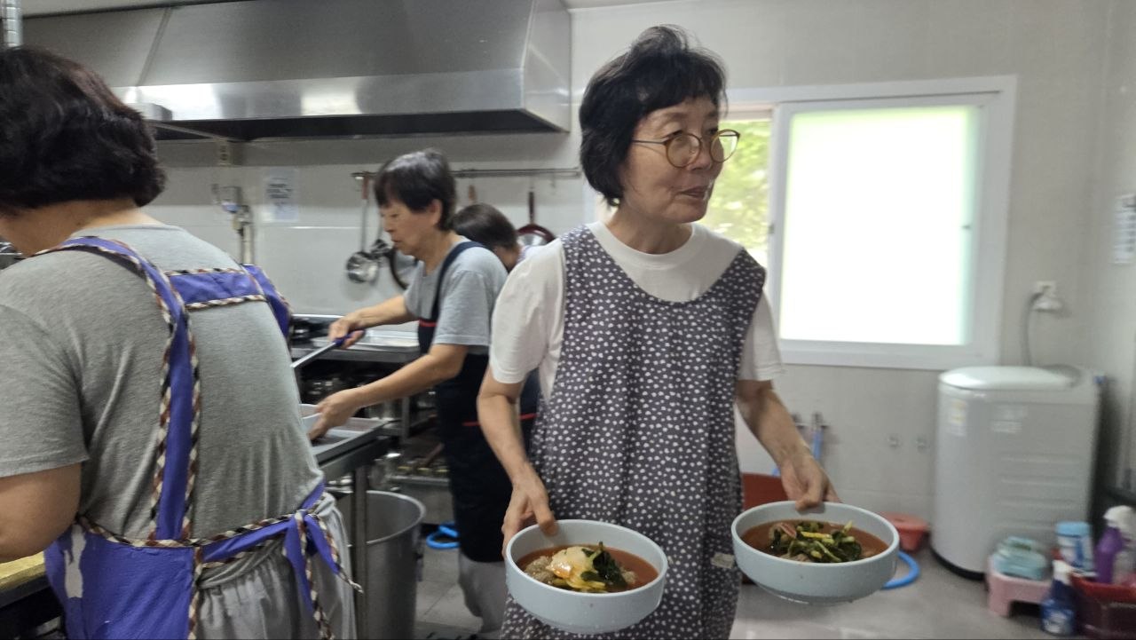어머니의 마음으로 열무 냉면을 만들고, 법의 법사님(오른쪽 첫 번째) 어머니의 마음으로 열무 냉면을 만들고, 법의 법사님(오른쪽 첫 번째)