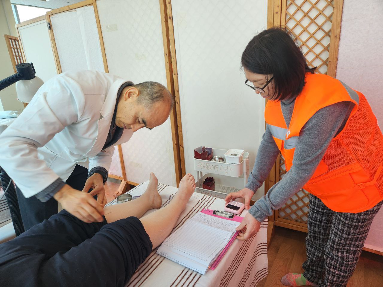 <침 치료 중(왼쪽이 윤정환 님)>