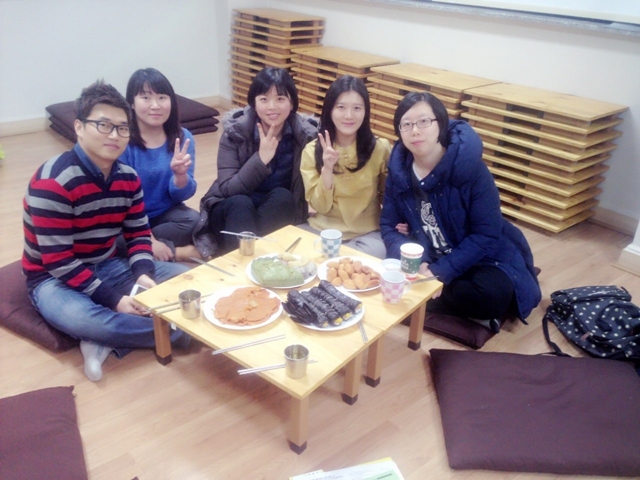 2015년 청년가을 불교대학 부담당 시절 학생들과 함께(오른쪽에서 두 번째가 윤정예 님)