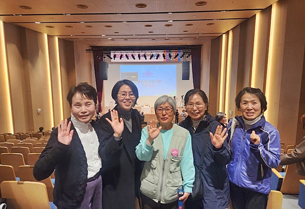 2025년 4월 11일 열린 법회 금요즉문즉설 참석(왼쪽 두 번째 이재희 님)