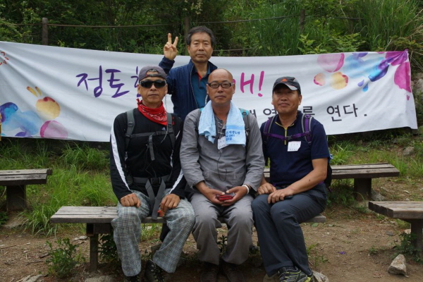 거사 모임의 날 함안법당 도반들과(가운데). 시원한 헤어스타일 덕분에 그때 얻은 별명이 스님이었다는~ㅎㅎㅎ