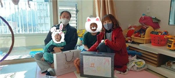 기부물품 전달 후, 아이들과 함께