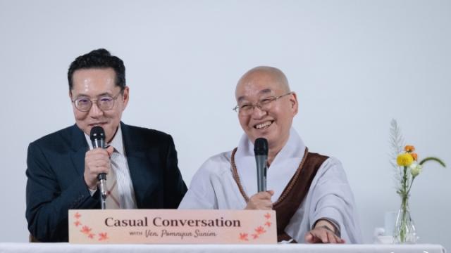 “스님처럼 많이 알고 싶은데, 정보에 압도되고 싶지는 않습니다”
