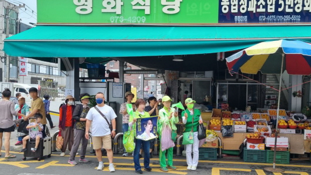 가수 홍보하다가 '공주와 난리 부르스' 공연에 푹 빠진 행인들