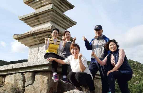 남산순례 사전답사 중 늠비봉 5층석탑 앞에서 도반들과 함께