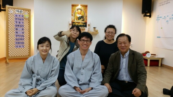 가을경전반 도반들과 함께, 가운데가 조현수 거사님