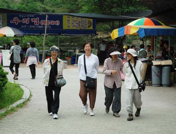 친정어머니와 도반들과의 춘천 청평사 나들이 (왼쪽 친정어머니, 왼쪽 두 번째 김용숙 님)