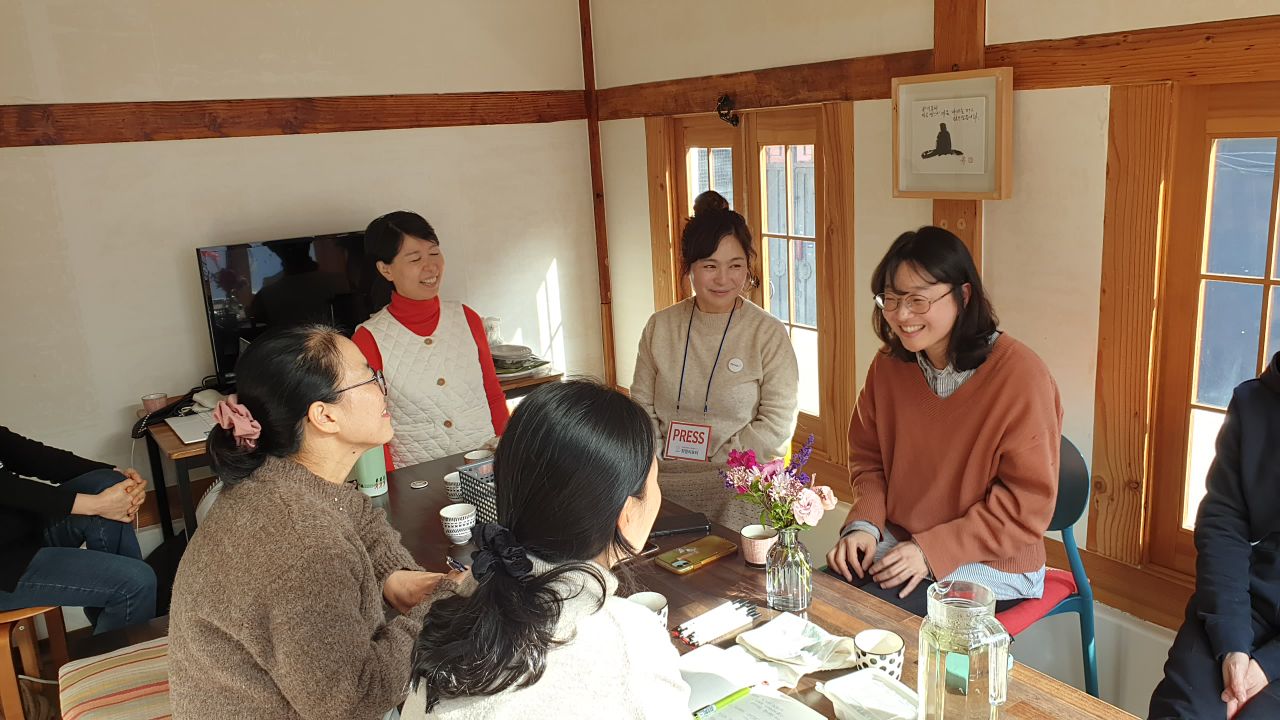 향화법사님(오른쪽) 취재중인 희망리포터들