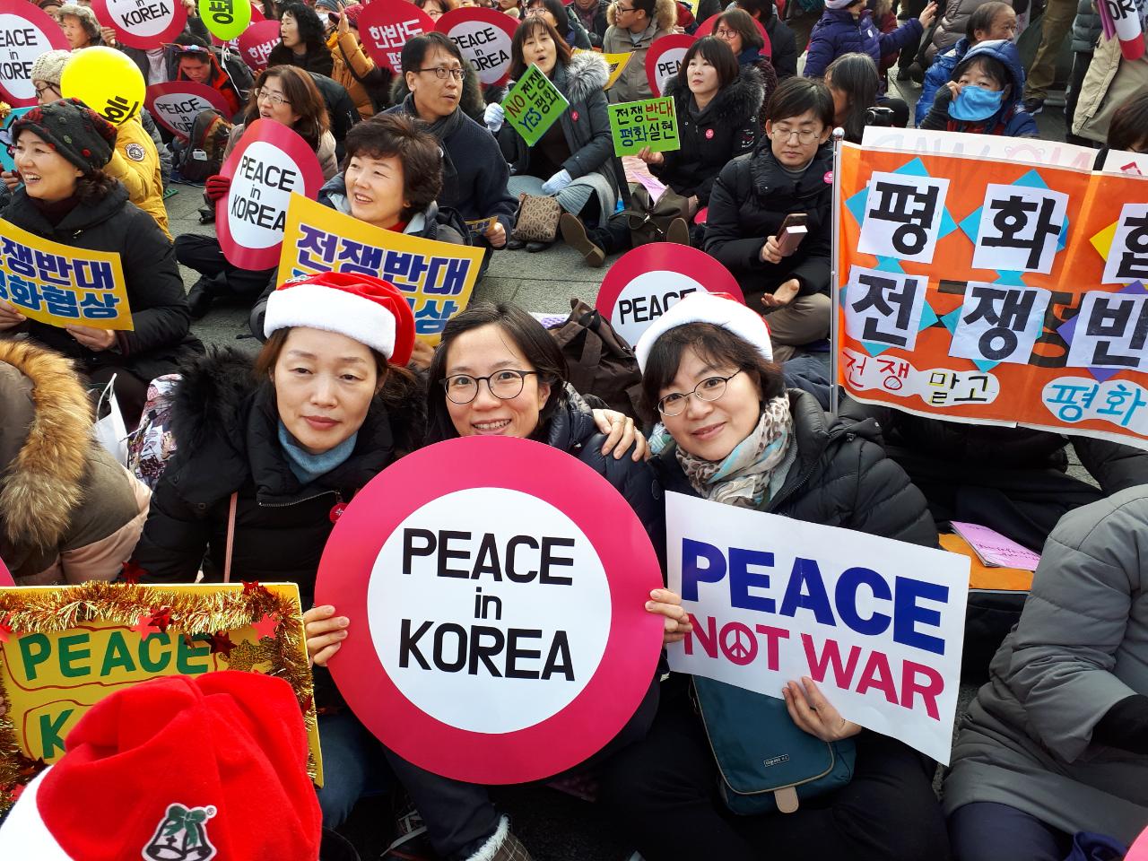 2017 평화시위 참여 모습(가운데 이혜연 님)