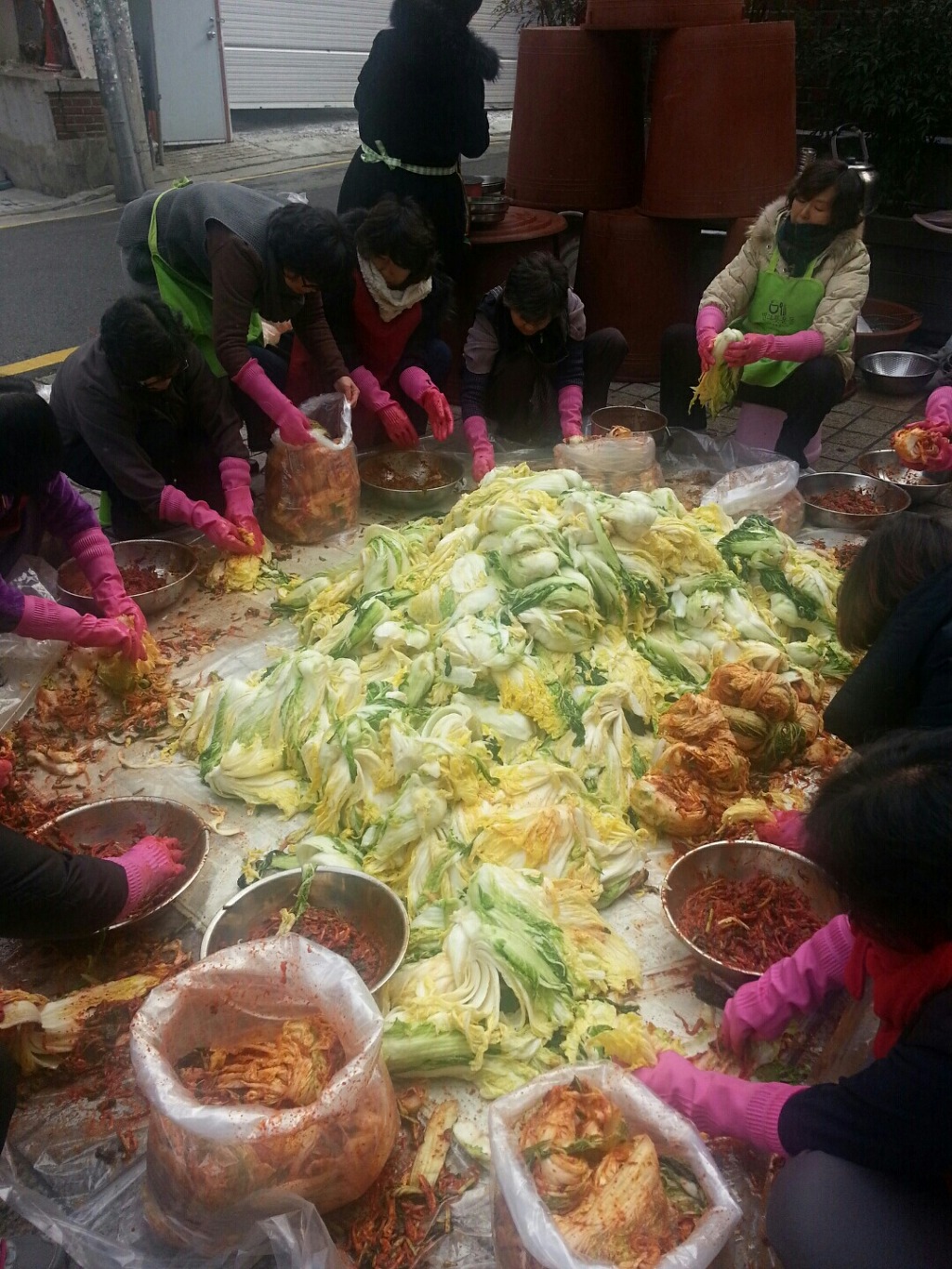 도반들과 함께 김치 버무리기. 부처님께 올리는 공양이라는 마음가짐으로.