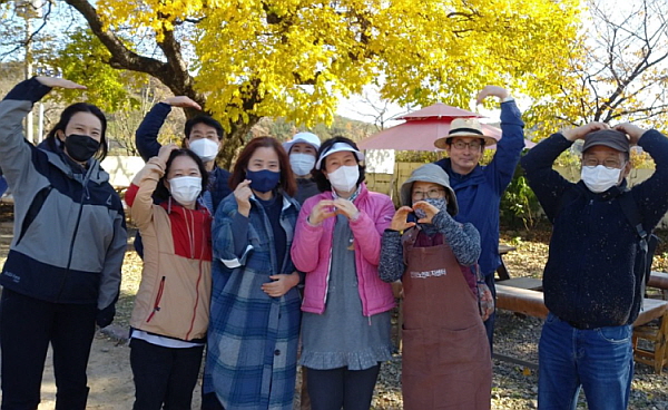 두북수련원 창고정리 후 도반들과 (앞줄 왼쪽에서 네 번째)