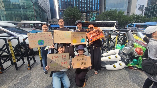 2024년 기후 정의 행진 중 청년도반들과 함께(앞줄 왼쪽이 신동찬 님)