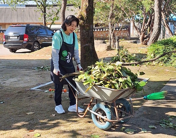아도모례원 마당에서 감잎 쓸기 중에 아도모례원 마당에서 감잎 쓸기 중에