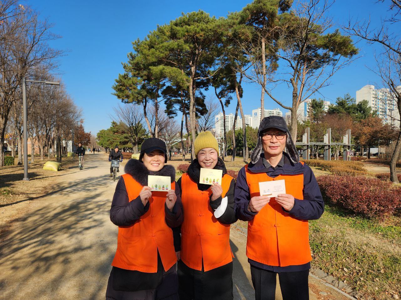 전법 활동 중 모둠원들과(가운데)