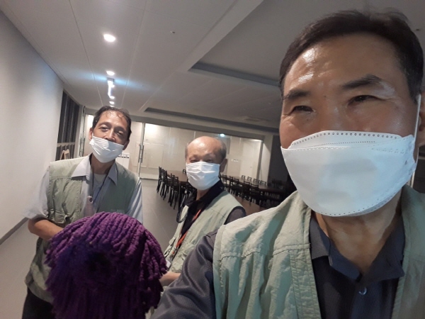 정토사회문화회관 지하 1층 공양간 청소 중(맨 오른쪽이 이원진 님)