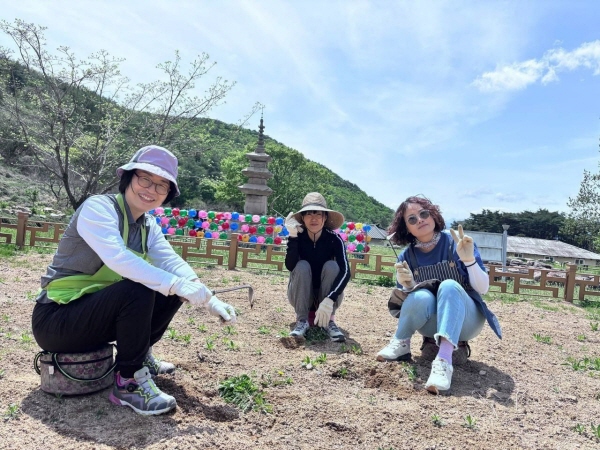 25년 모둠장으로 으뜸절 천룡사에서 실천 활동(맨 오른쪽 이현지 님)