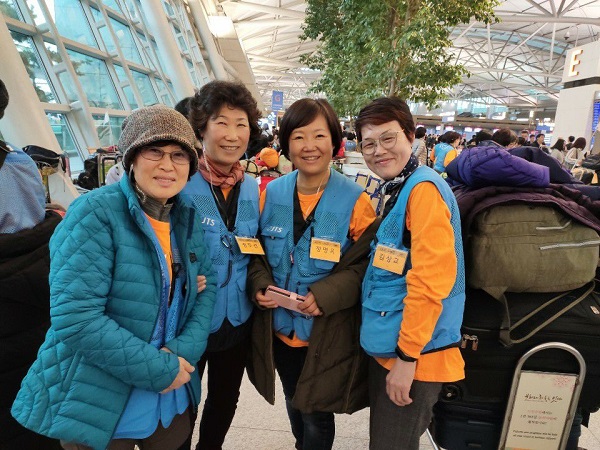 인도성지순례 도반들과, 오른쪽 두번째가 정명옥 님