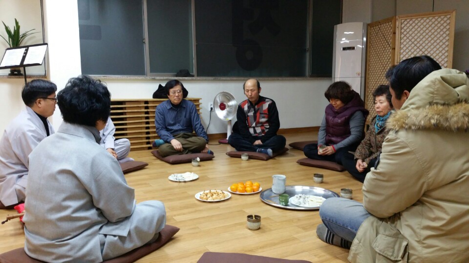 나누기 하며 지난 일년을 돌아보는 도반들