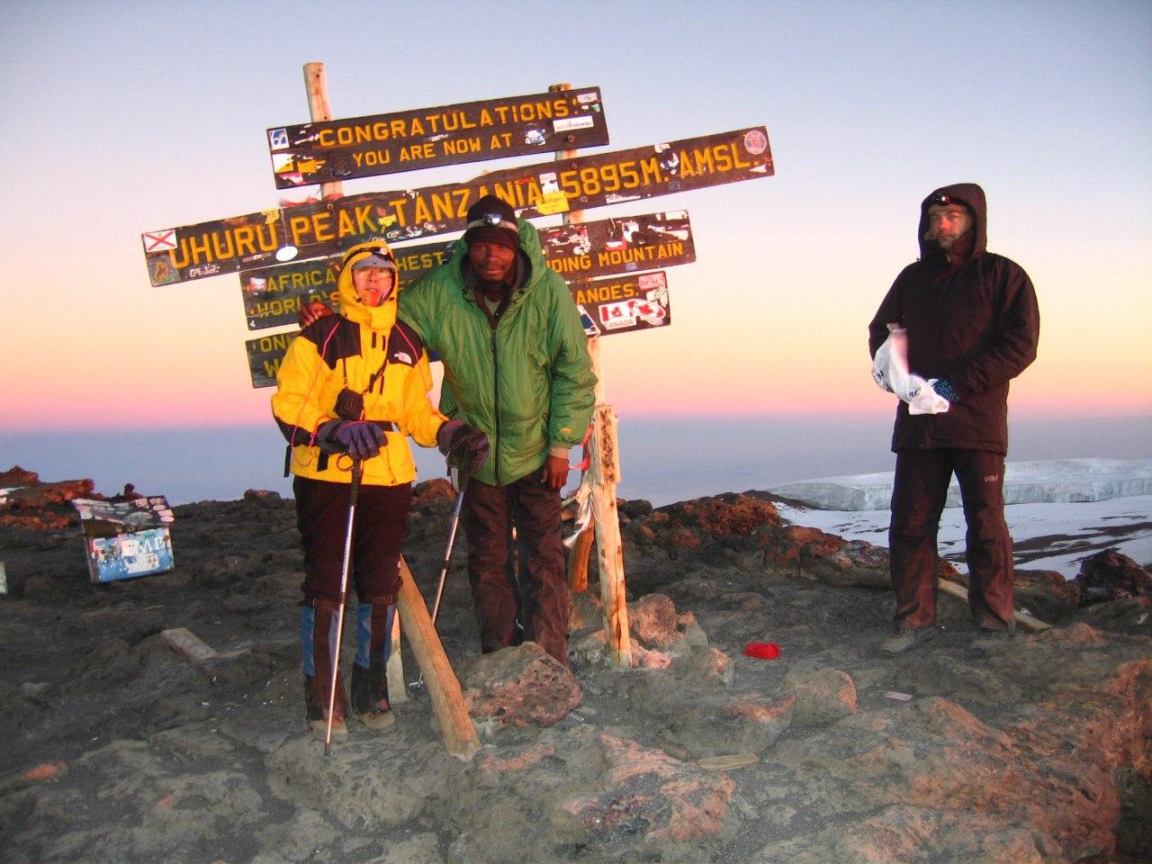아프리카 킬리만자로 정상(우후르피크 키보봉 5,895 m)에서 (노란색 옷 이응노 님)