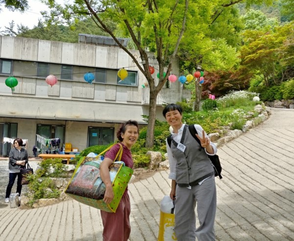 6월 경전반 특강수련에 들어가며 행복한 웃음을 짓는 장순민 님(오른쪽)