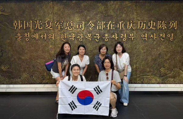 광복군 사령부 구지 현관에서 광복군 사령부 구지 현관에서