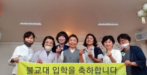 올해 봄불교대학 입학식에서(왼쪽에서 네 번째 김미연 님)