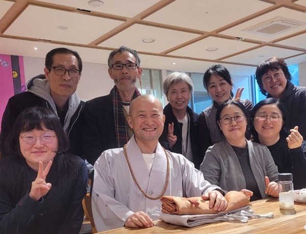 2025. 3. 30 정토사회문화회관_모둠활동 일요명상(앞줄 오른쪽 두 번째 이정숙 님)