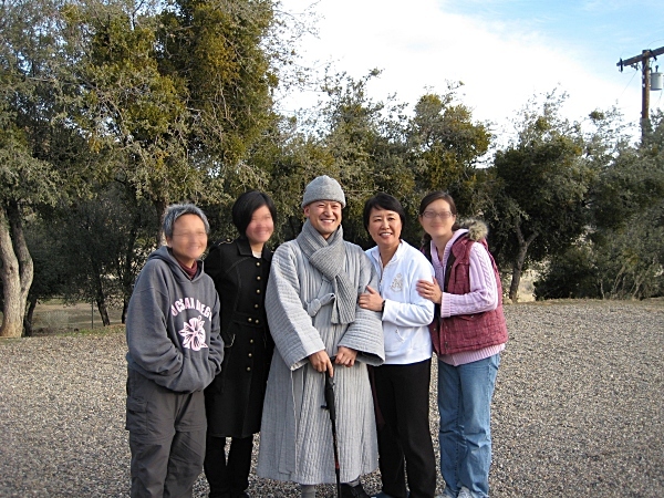 2009년 깨달음 장을 마치고 유수 스님과 함께(오른쪽 두 번째 서성애 님) 2009년 깨달음 장을 마치고 유수 스님과 함께(오른쪽 두 번째 서성애 님)