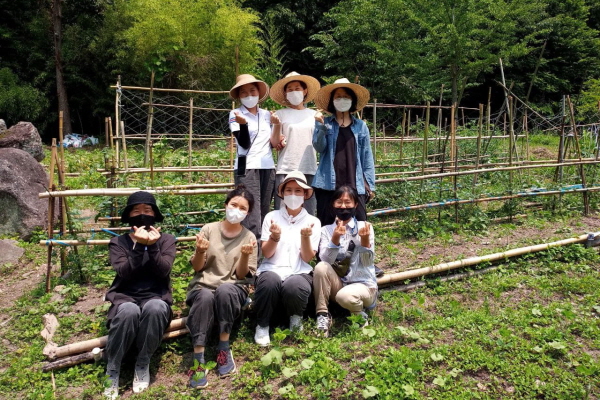 경전반 학생들과 텃밭 봉사활동(아래 맨 오른쪽)