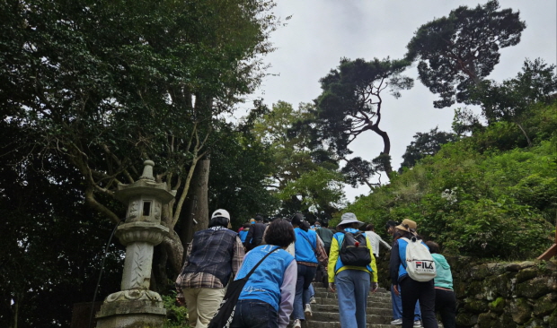 가파른 계단을 씩씩하게 올라갑니다. 가파른 계단을 씩씩하게 올라갑니다.