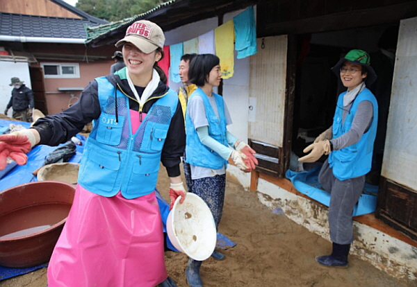 강원도 삼척 수해복구 봉사 현장에서 (왼쪽 분홍 앞치마 김주영 님)