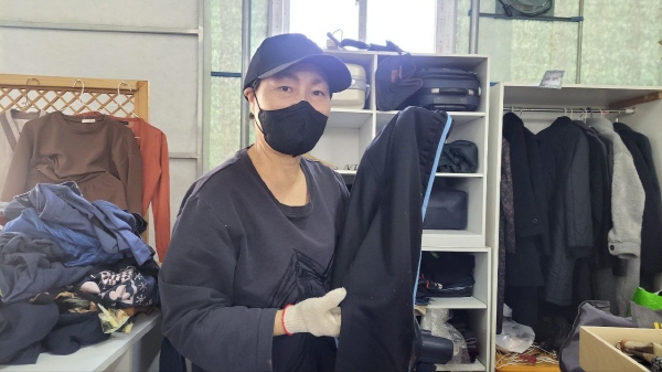 살리고센터 옷정리 봉사 중 살리고센터 옷정리 봉사 중
