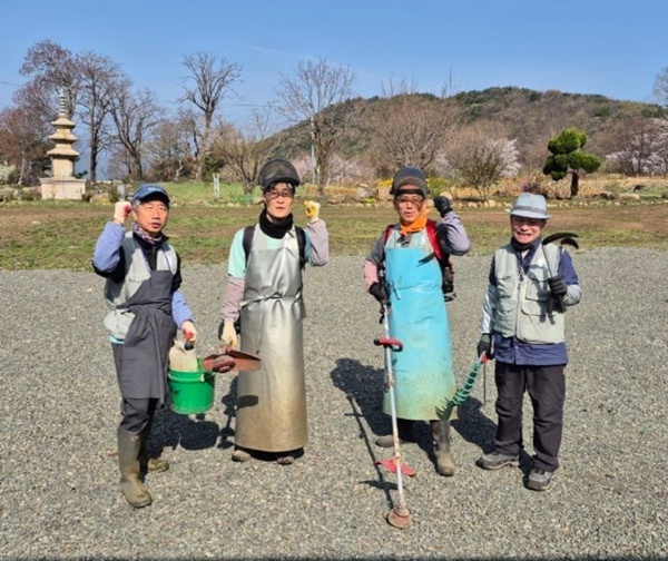 2026. 4. 천룡사 예초작업 후 (오른쪽 첫 번째 정종석 님) 2026. 4. 천룡사 예초작업 후 (오른쪽 첫 번째 정종석 님)