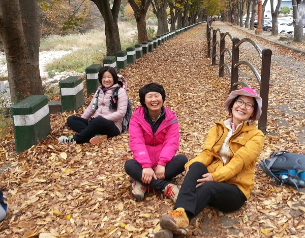 활동가 나들이 때 도반과 함께(오른쪽 첫번째가 백현희 님)