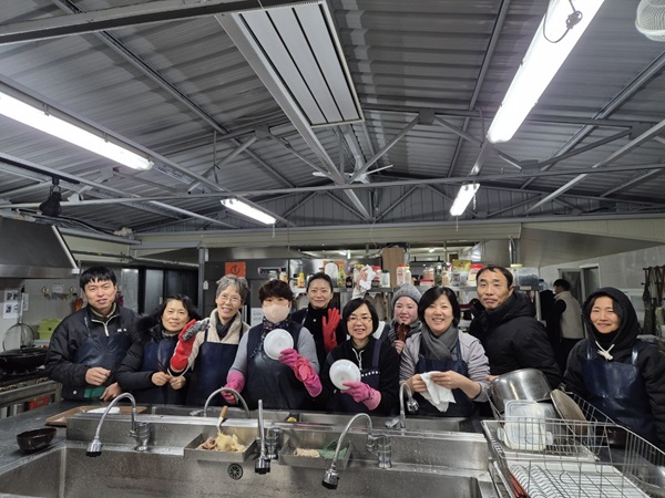 바라지장 중에 공양간에서(오른쪽에서 세 번째가 이희숙 님)