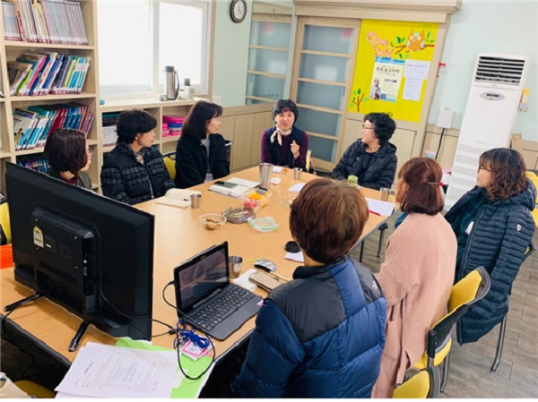 법당에 오지 못하는 일반 대중과 가볍게 만나는 '행복학교' 모습(가운데가 임연희 님)