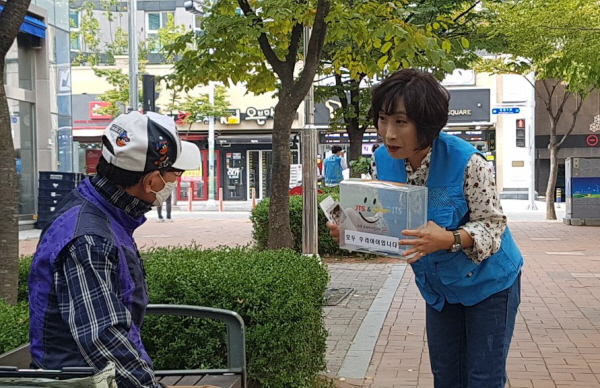 모금함을 들고 밝은 미소로 인사하는 이미화 님