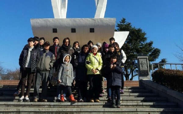 월명공원 기념탑 앞에서 도반들과 함께
